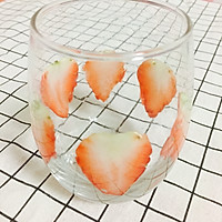 草莓酸奶麦片杯的做法图解1