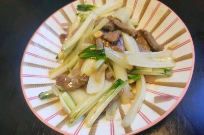洋葱牛肉炒菜梗