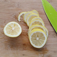 四季养生茶～～冰糖炖柠檬（电饭煲版）的做法图解2
