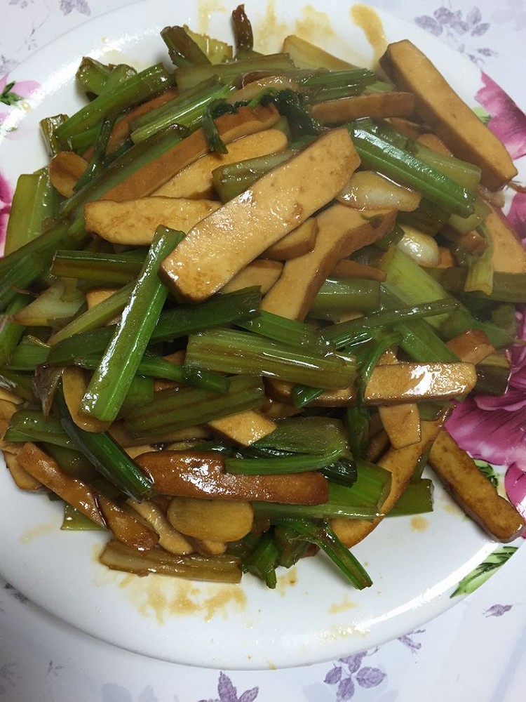 芹菜炒香干的做法