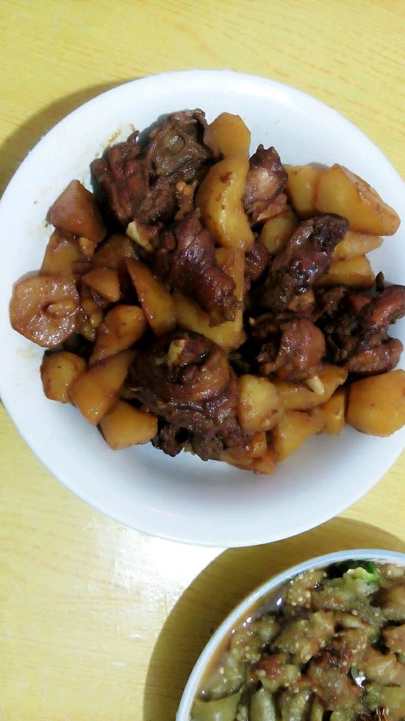 土豆炖鸡肉