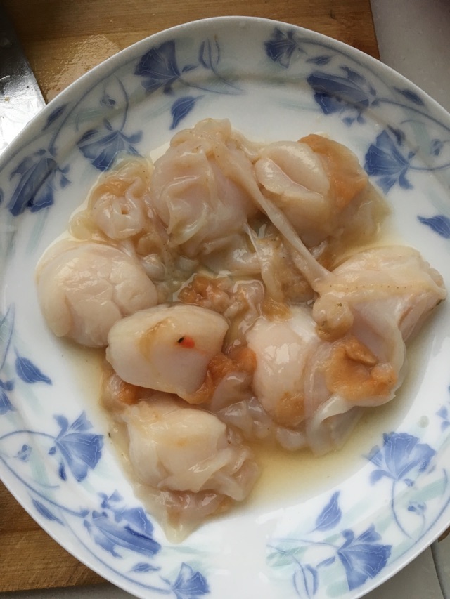 蒜蓉粉丝蒸扇贝的做法图解2