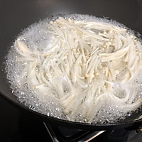 藤椒金针肥牛的做法图解3