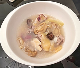 花胶鲍鱼红螺冬菇排骨汤的做法