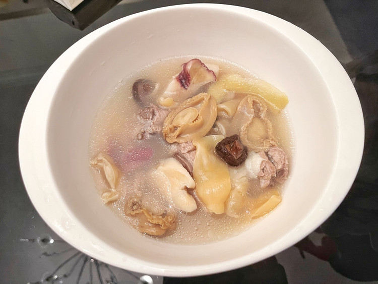 花胶鲍鱼红螺冬菇排骨汤的做法