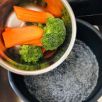 三色黎麦蔬菜肉松饭团的做法图解5