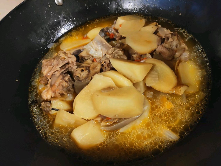 土豆炖鸭肉的做法