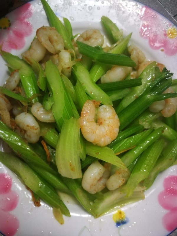 西芹炒虾仁的做法