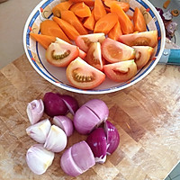 ABC汤（西红柿，胡萝卜，洋葱大骨汤）的做法图解2