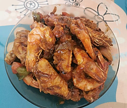 三汁焖锅鸡翅虾的做法