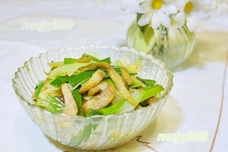 榨菜咸肉炒蒜叶的做法