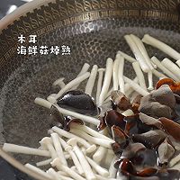 海鲜菇炒蛋的做法图解1