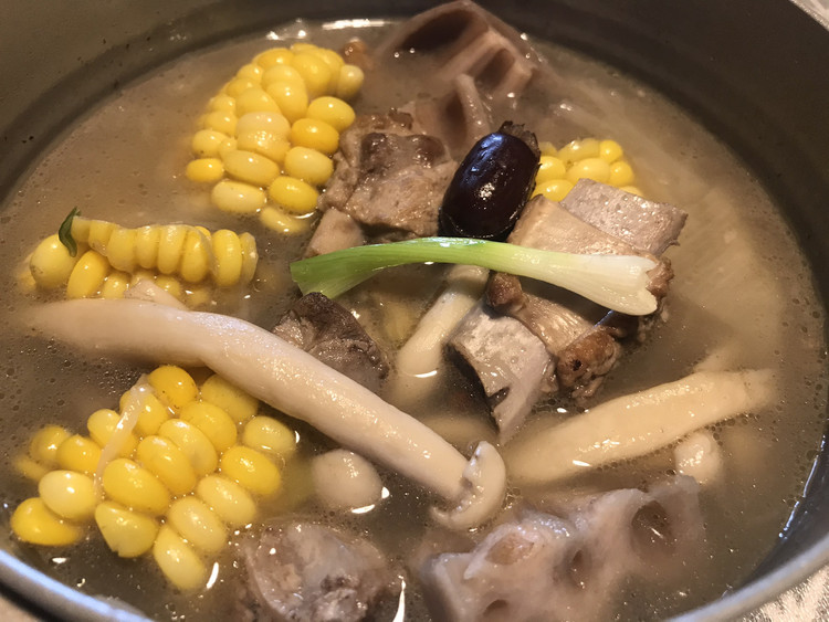 玉米莲藕排骨汤的做法