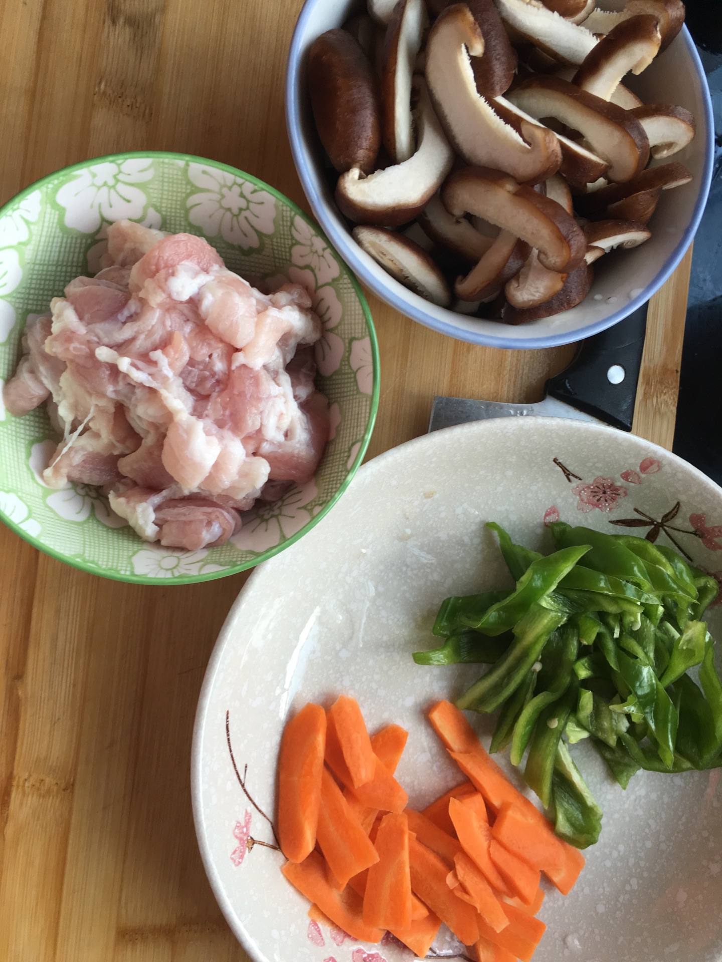 香菇炒肉片,香菇炒肉片的家常做法 - 美食杰香菇炒肉片做法大全