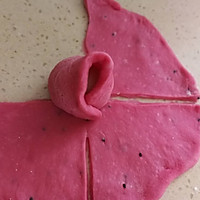 #美食新势力# 来份应景的面包吧——火龙果玫瑰面包的做法图解16