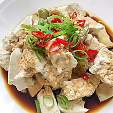 豆腐新做法，手一掰，热油一泼，味道鲜美，上桌就抢着吃