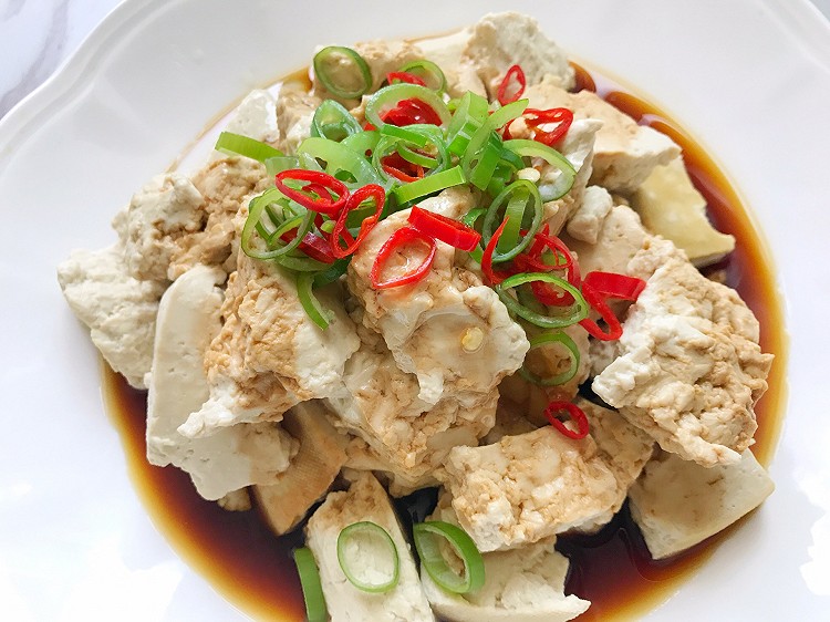 豆腐新做法，手一掰，热油一泼，味道鲜美，上桌就抢着吃的做法