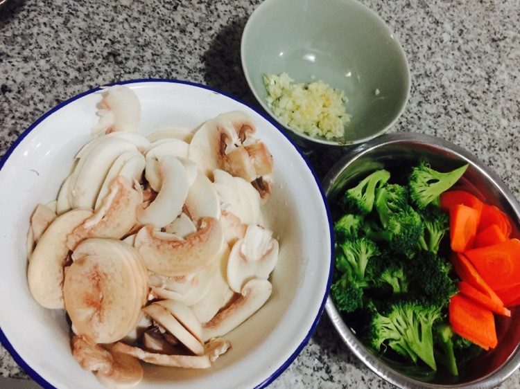 口蘑西兰花的做法图解1