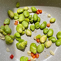 蚕豆炒虾仁的做法图解2