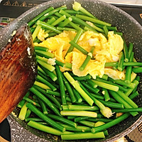 蒜苔炒鸡蛋的做法图解3