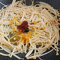 蒜香金针菇焖蛋的做法图解2