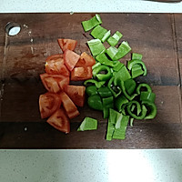 鲜炒时蔬（青椒西红柿版本）的做法图解2