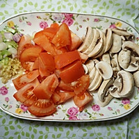 西红柿虾仁豆腐汤的做法图解2