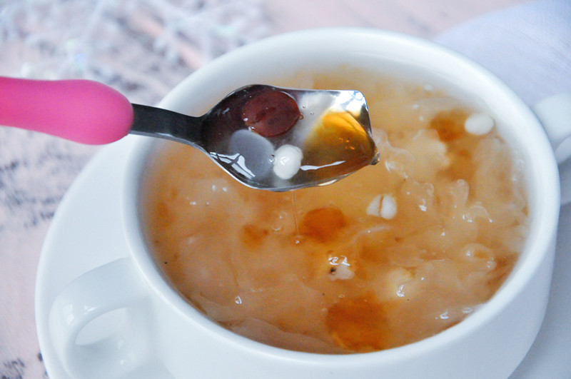 Rice soup with black fungus and peach gum