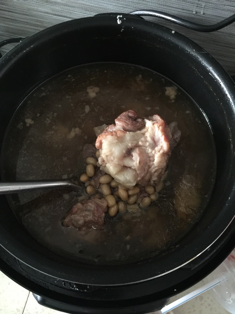 筒子骨黄豆墨鱼汤的做法图解9