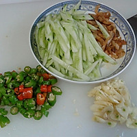 黄瓜炒榨菜的做法图解1