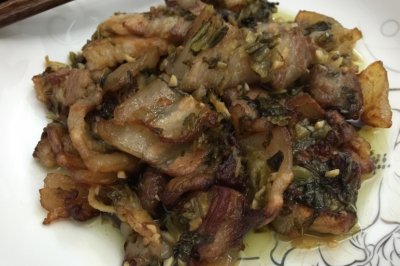酸菜炒香煎五花肉