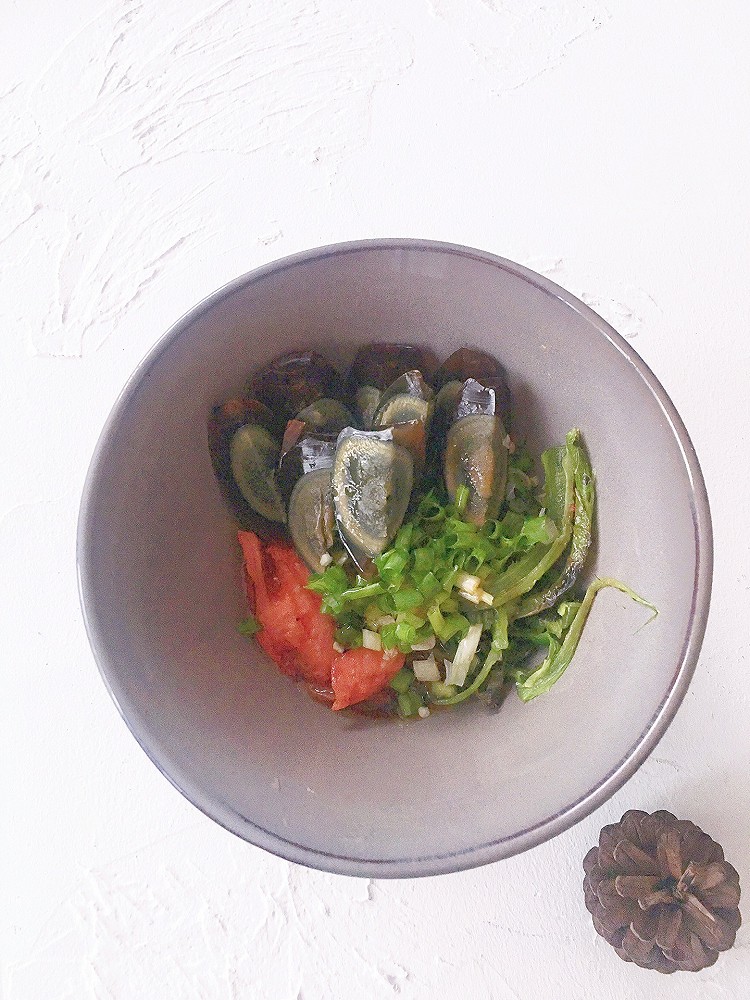 土菜烧辣椒西红柿拌皮蛋的做法