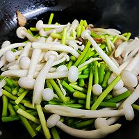 #金龙鱼橄调-橄想橄做#海鲜菇炒蒜苔的做法图解4