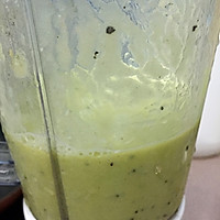牛油果百香果汁的做法图解3
