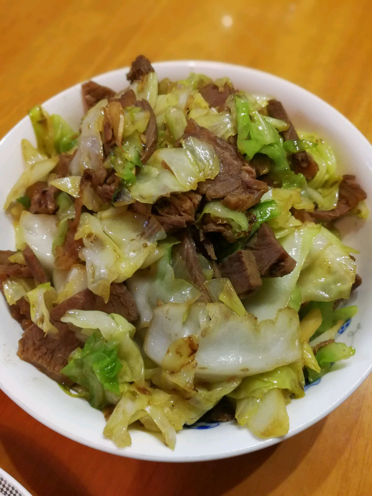 酱牛肉炒卷心菜的做法