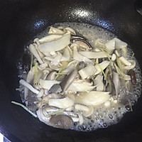 蘑菇浓汤乌冬面的做法图解1