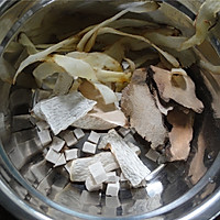 土茯苓鱼骨祛湿汤—冬季暖身的做法图解2