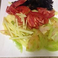 木耳番茄土豆丝辣炒午餐肉的做法图解2