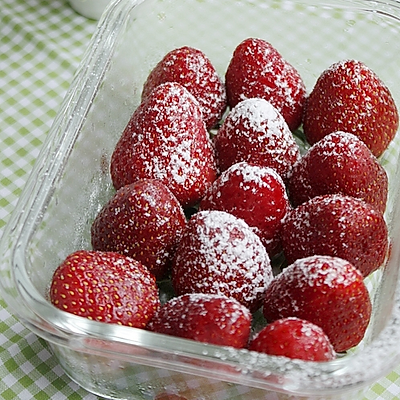 朗姆降霜草莓