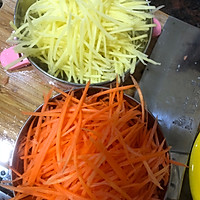 红萝卜土豆丝的做法图解3