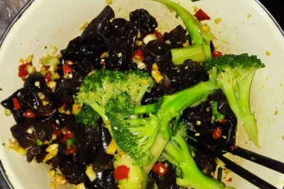 凉拌西兰花木耳