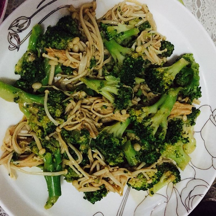西兰花拌金针菇的做法