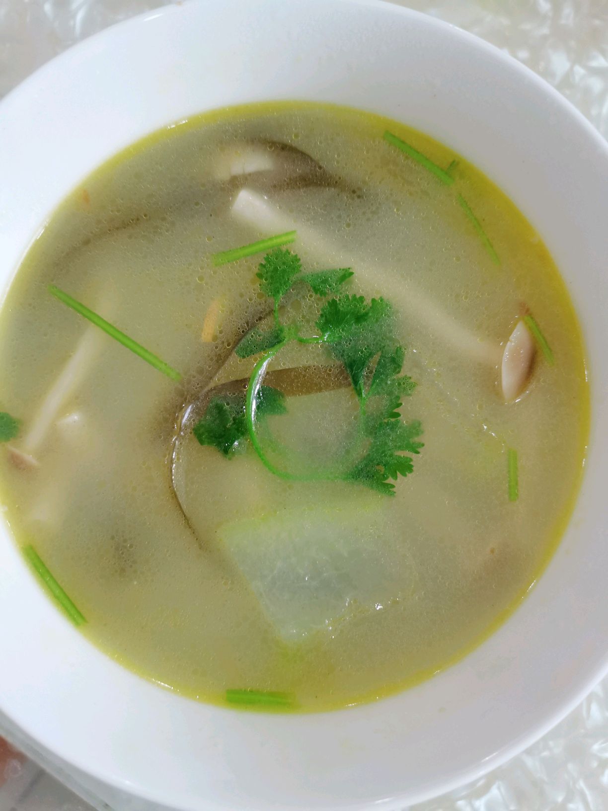 海鲜菇不仅仅可以用来做汤，做成超简单的素小炒比做汤还鲜美好吃 - 哔哩哔哩