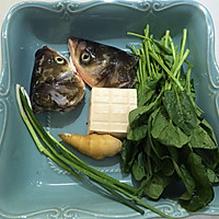 鱼头菠菜炖豆腐的做法图解1
