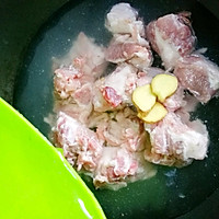 莲藕胡萝卜玉米排骨汤的做法图解4
