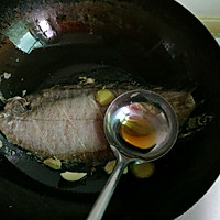 比目鱼炖海鲜菇#金龙鱼外婆乡小榨菜籽油最强家乡菜#的做法图解5