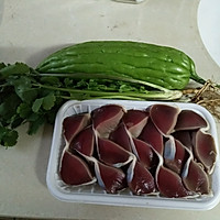 苦瓜炒鸭肾的做法图解1