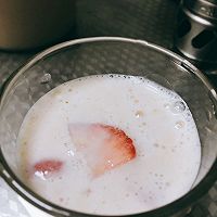 草莓黄桃奶昔的做法图解4