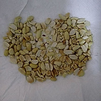 【兔兔美食】【万能的电饭锅～零散小食】简易牛轧糖的做法图解3