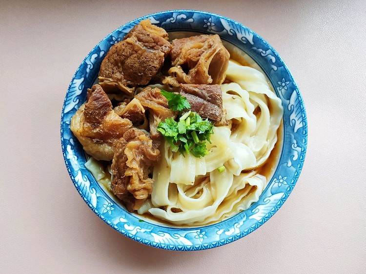 雨天里的一碗牛腩面的做法